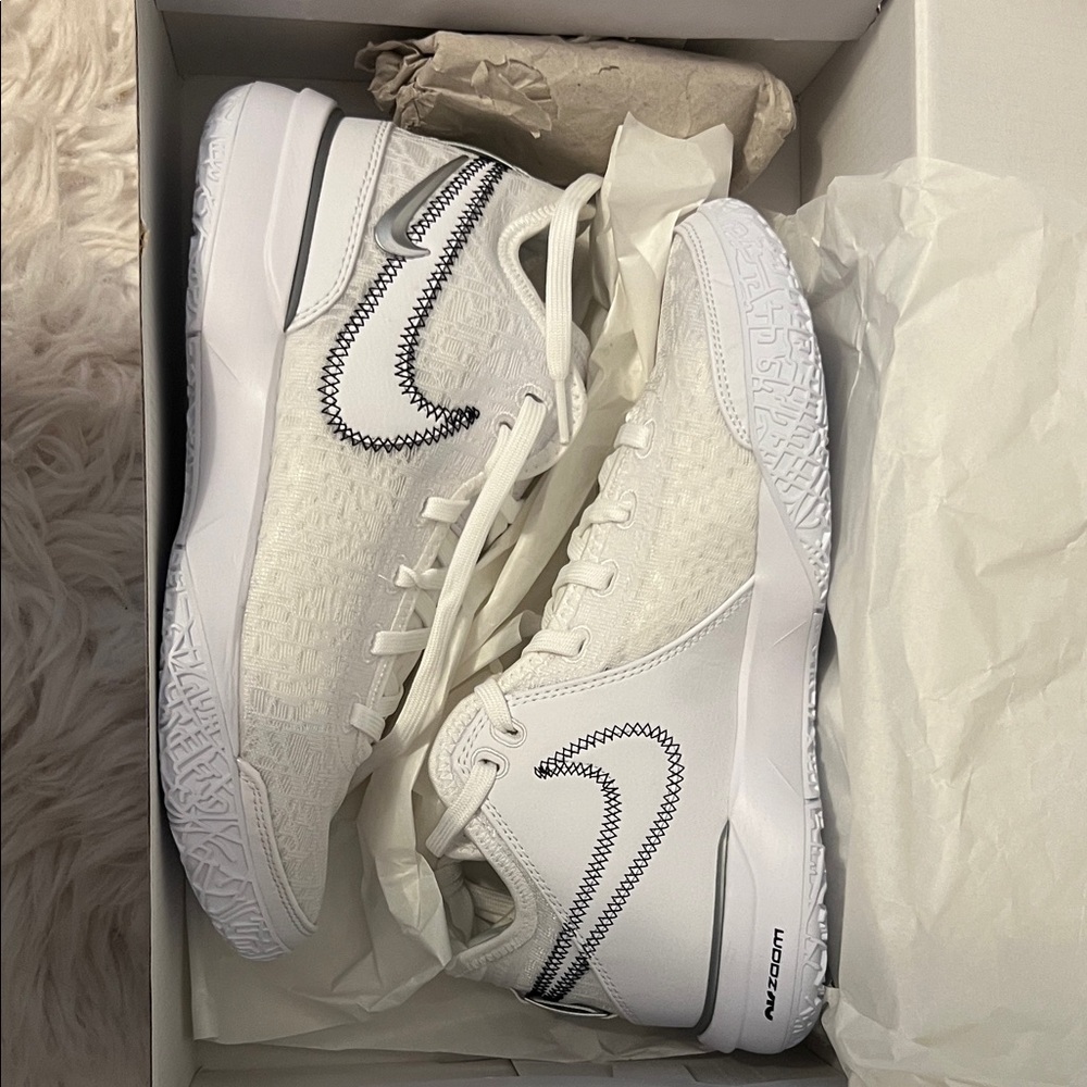 ZOOM LEBRON NXXT GEN women’s 9, men’s 7.5 basketball sneakers